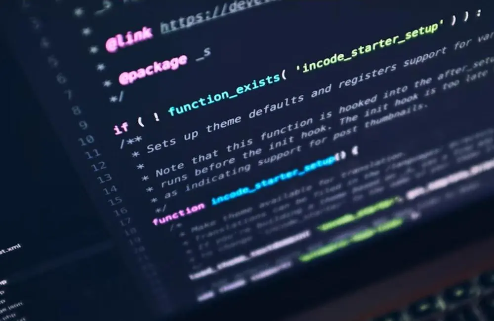 Kod na ekranie laptopa